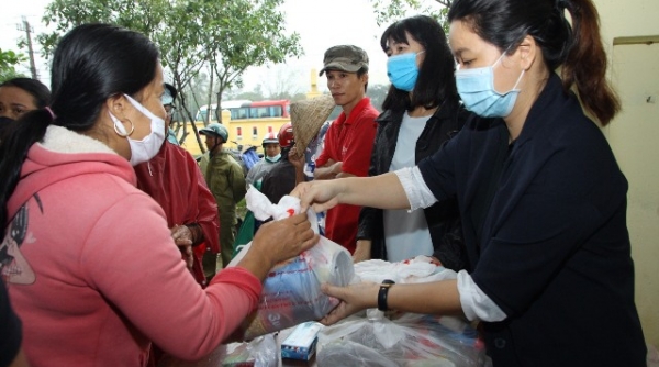 Thừa Thiên Huế: Khám, cấp phát thuốc miễn phí, tặng quà cho người dân vùng lũ lụt