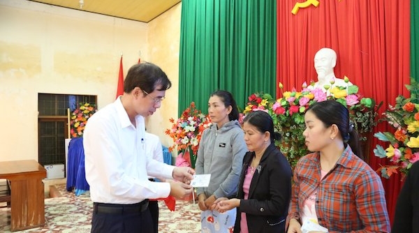 Trao tặng thẻ BHYT cho người dân bị thiệt hại nặng do bão, mưa lũ tại tỉnh Bình Định