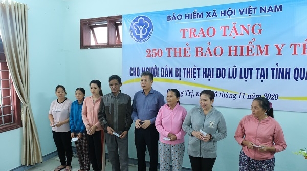 BHXH Việt Nam tặng thẻ BHYT cho người dân tại tỉnh Quảng Trị