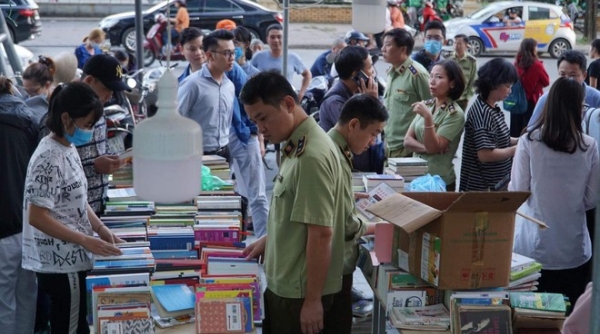 Thu giữ hàng loạt sách giả thương hiệu First News tại hội chợ sách ở Hà Nội