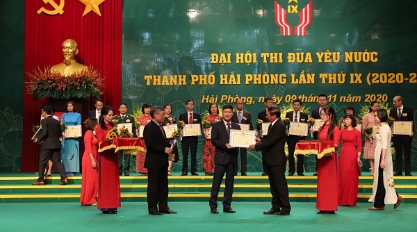 Công ty nhựa Thiếu niên Tiền Phong nhận bằng khen của Chủ tịch UBND TP. Hải Phòng trao tặng