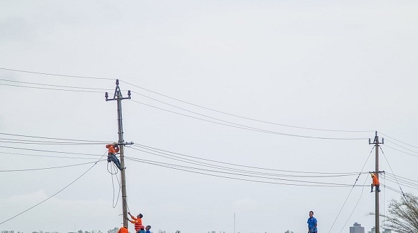 Nỗ lực xử lý sự cố để khôi phục cung cấp điện cho khách hàng sau bão