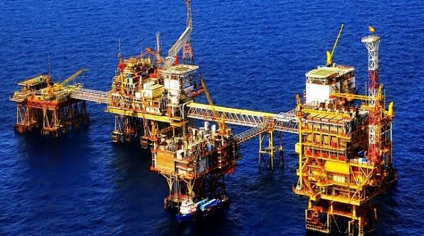 Giá xăng dầu ngày 14/11: Dầu giảm trở lại do dịch COVID-19 tăng cao