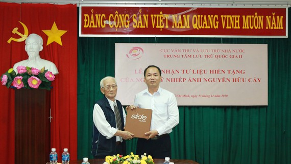 Trung tâm Lưu trữ Quốc gia II đón nhận tài liệu quý về lịch sử dân tộc từ Nghệ sĩ nhiếp ảnh Nguyễn Hữu Cấy