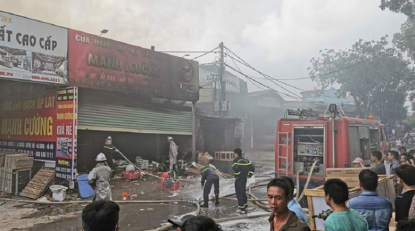Hà Nội: Cháy lớn tại xưởng nội thất, người dân gom đồ tháo chạy