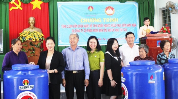 Chủ tịch Quốc Hội Nguyễn Thị Kim Ngân tặng 2.000 bồn chứa nước ngọt cho người dân vùng hạn mặn