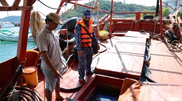 Bộ Tư lệnh Vùng Cảnh sát biển 4 bắt giữ tàu chở 50.000 lít dầu DO không rõ nguồn gốc
