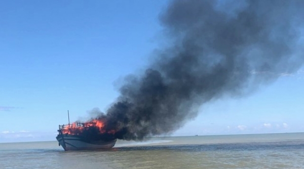 Quảng Nam: Cháy tàu chở khách trên biển Cù Lao Chàm, 18 người thoát chết