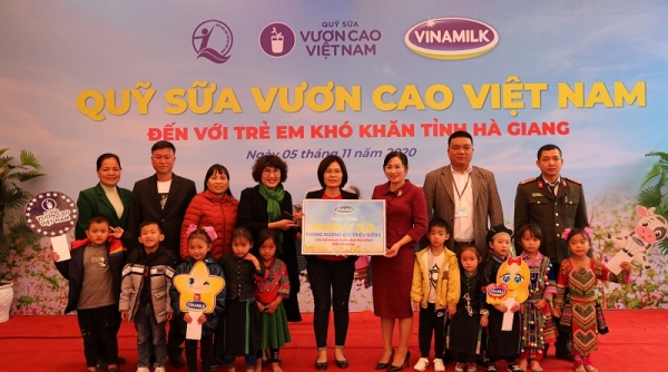 Vinamilk và Quỹ sữa vươn cao Việt Nam trao tặng 94.000 ly sữa cho trẻ em khó khăn Hà Giang
