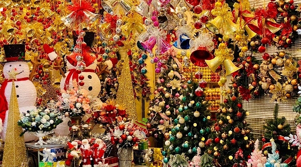 Nhộn nhịp thị trường quà tặng và đồ trang trí Giáng sinh 2020
