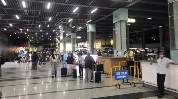 Sân bay Tân Sơn Nhất lắp thêm 2 thang máy, bố trí nhân viên hỗ trợ hành khách
