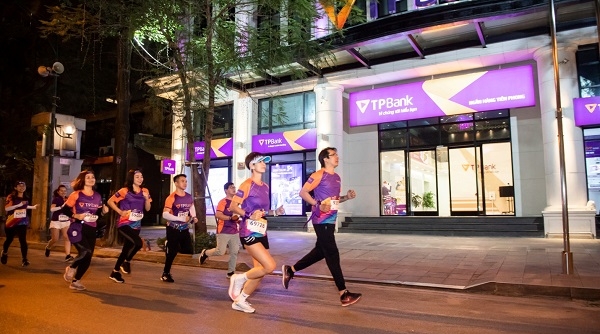 “Dàn trai xinh gái đẹp” đổ bộ giải chạy đêm lớn nhất tại Hà Nội