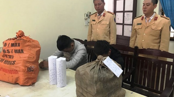 Nghệ An: Bắt giữ 2 thiếu niên vận chuyển 278 kg pháo nổ tự cuốn