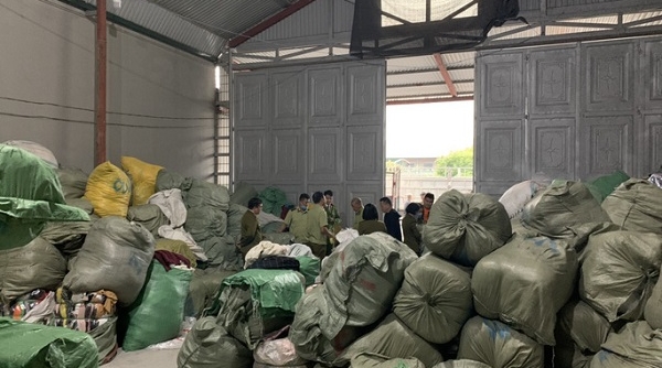 Quảng Ninh: Phát hiện một kho hàng chứa 28,3 tấn quần áo "sida" nhập lậu