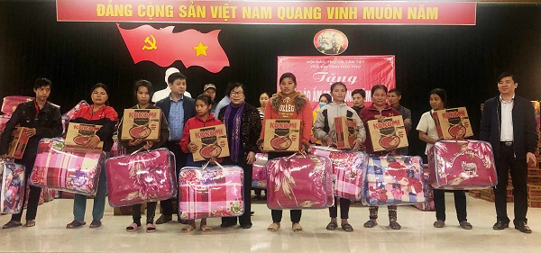 Phú Thọ: Hội Bảo trợ người tàn tật và trẻ mồ côi tỉnh trao quà tại Thanh Sơn