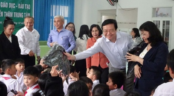 TPHCM: Ngành giáo dục hỗ trợ 100 triệu đồng cho Trung tâm nuôi dạy trẻ khuyết tật Võ Hồng Sơn