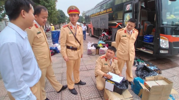 Nghệ An: Bắt giữ xe khách chở 33 cối pháo và 1.400 đôi giầy, dép không rõ nguồn gốc