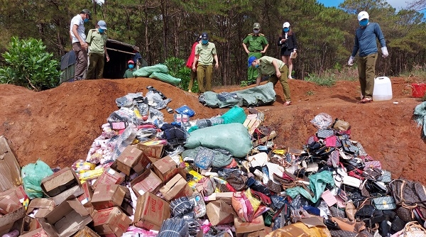 Gia Lai: Tiêu hủy gần 5.000 quyển sách giáo khoa giả và 4,5 tấn hàng hóa