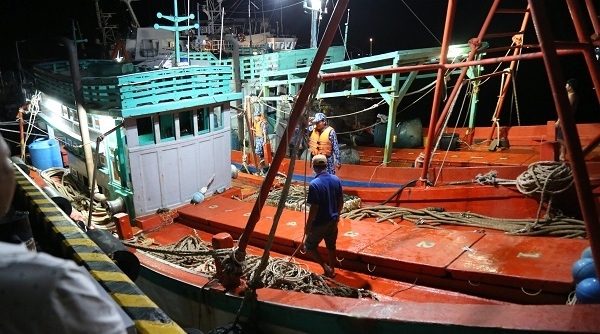 Bắt quả tang 2 tàu cá vận chuyển và sang mạn dầu DO trái phép trên vùng biển Tây Nam