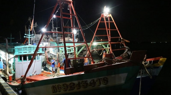 Cảnh sát Biển: Bắt quả tang tàu sang mạn dầu DO trái phép