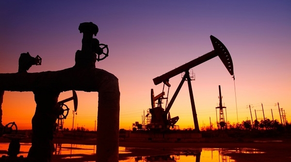 Giá xăng dầu ngày 16/12: Dầu giảm trước thông tin đại dịch Covid-19 tăng đột biến tại Mỹ