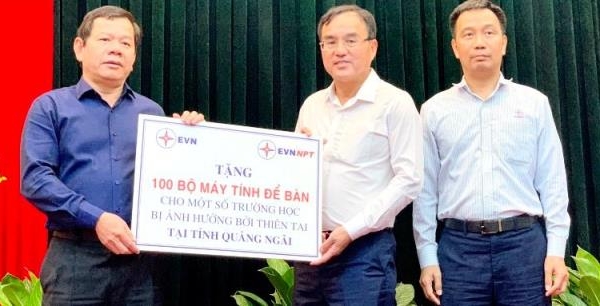 Quảng Ngãi: EVNNPT Việt Nam trao tặng 100 máy tính cho các trường học