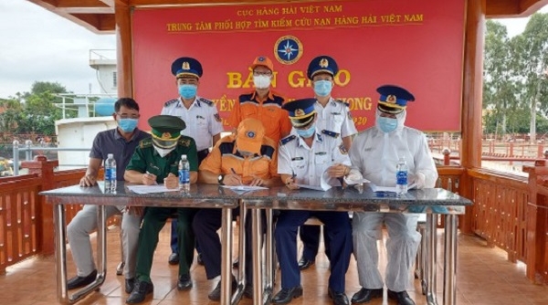 Bình Thuận: Bàn giao 11 thuyền viên tàu Xin Hong bị chìm ở biển cho cơ quan chức năng