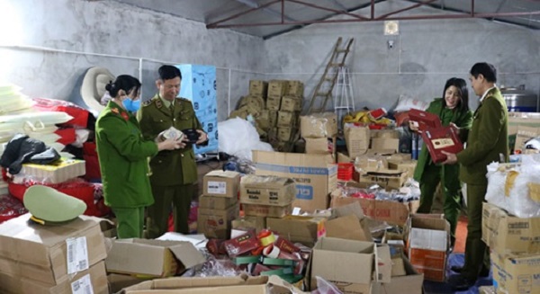 Phát hiện kho hàng mỹ phẩm, thực phẩm nghi nhập lậu tại Thái Nguyên