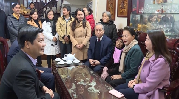 Chủ tịch Quốc hội Nguyễn Thị Kim Ngân thăm gia đình chính sách tại Thừa Thiên Huế