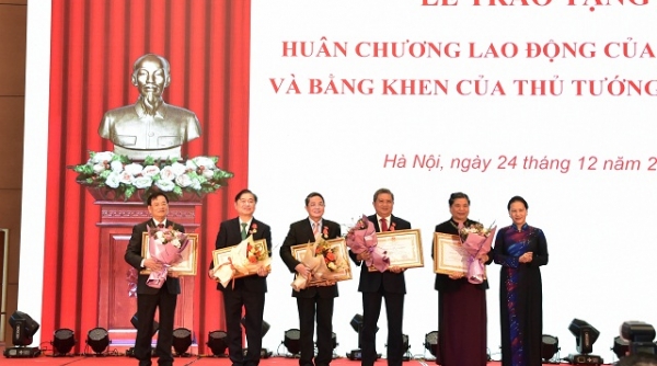 Trao tặng thưởng Huân chương Lao động của Nhà nước và Bằng khen của Thủ tướng Chính phủ cho các đại biểu xuất sắc