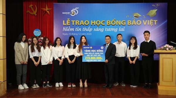Học bổng “Bảo Việt - Niềm tin thắp sáng tương lai” đồng hành cùng sinh viên Trường Đại học Kinh tế Quốc dân
