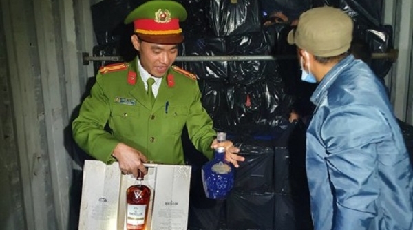 Quảng Trị: Bắt giữ xe container chở hơn 1.500 chai rượu ngoại nhập lậu