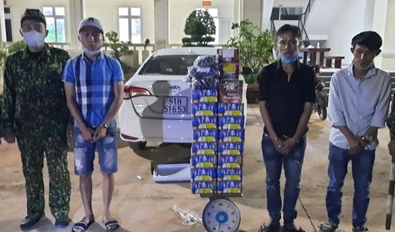 Bình Phước: Bắt giữ ô tô vận chuyển hơn 50 kg pháo nổ trái phép