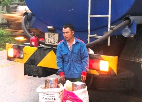 Quảng Nam: Bắt giữ xe bồn chở xăng vận chuyển pháo lậu