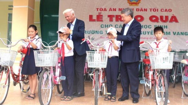 Phú Yên: Chánh án TANDTC Nguyễn Hòa Bình trao tặng 40 chiếc xe đạp cho học sinh nghèo