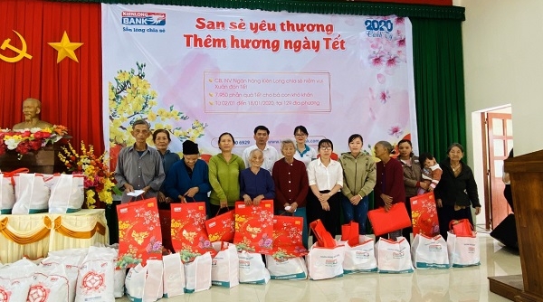 Kienlongbank trao tặng 7.950 phần quà Tết cho các gia đình có hoàn cảnh khó khăn