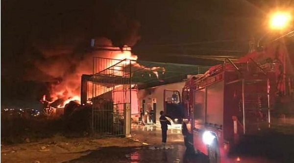 Gia Lai: Trắng đêm dập đám cháy lớn tại cơ sở kinh doanh săm lốp