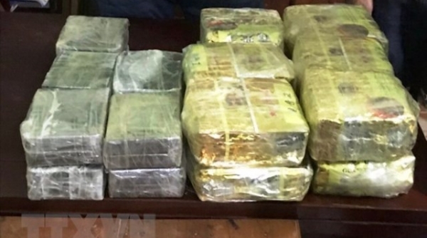 Nghệ An: Bắt hai đối tượng người Lào, thu 20 bánh heroin, 12kg ma túy đá