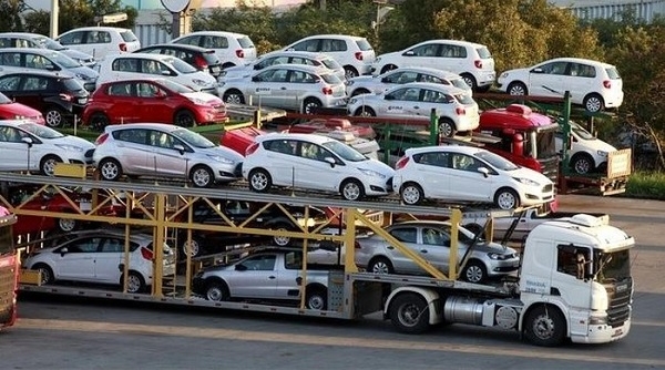 Việt Nam nhập khẩu hơn 2.300 ô tô trong nửa tháng đầu năm 2020