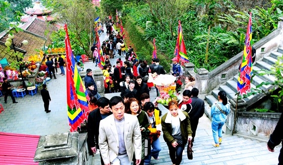 Hàng vạn người hành hương về Tây Thiên du xuân, bái Phật đầu năm