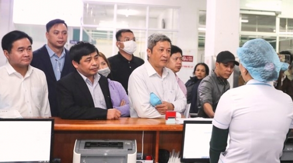 Thứ trưởng Bộ Y tế Nguyễn Trường Sơn kiểm tra khu cách ly tại BV Đà Nẵng