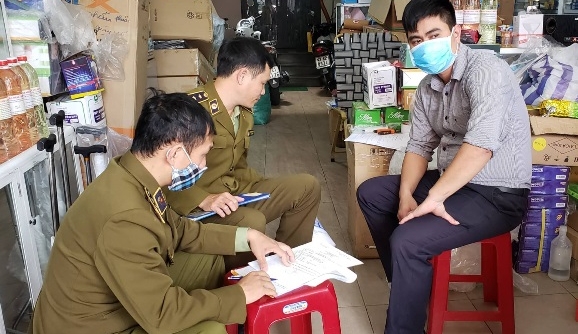 Đà Nẵng: Phát hiện một cửa hàng thiết bị y tế bán khẩu trang gấp 3 đến 4 lần