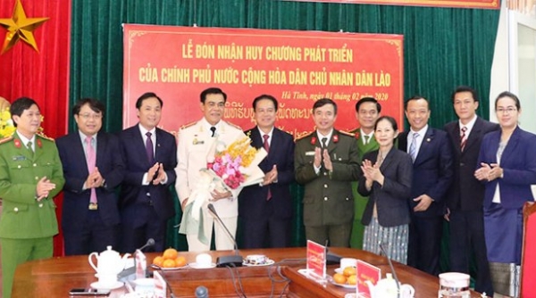 Chính phủ Lào tặng Huy chương phát triển cho giám đốc Công an Hà Tĩnh