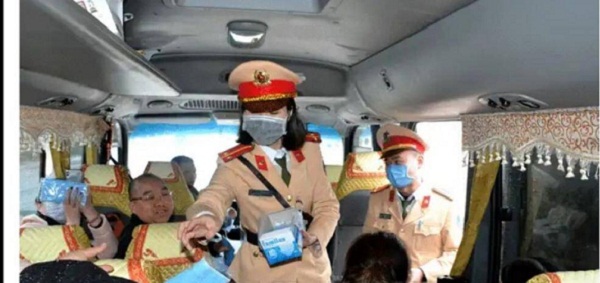 CSGT Lạng Sơn: Phát miễn phí khẩu trang cho hành khách