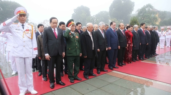 Các đồng chí lãnh đạo Đảng, Nhà nước vào Lăng viếng Chủ tịch Hồ Chí Minh