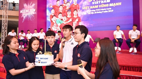T&T Group đưa chương trình ‘Strong Vietnam’ đến trường Marie Curie, Duy Mạnh được fan tổ chức sinh nhật