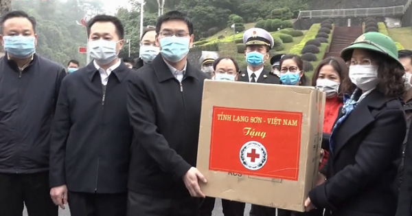 Lạng Sơn: Trao tặng 350.000 khẩu trang y tế cho tỉnh Quảng Tây (Trung Quốc)