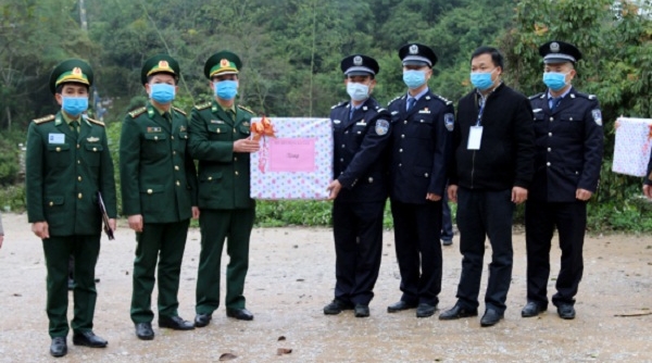 Bộ đội Biên phòng Lạng Sơn: Trao tặng 5.000 khẩu trang y tế cho nhân dân Trung Quốc