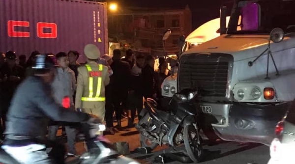 Tiên Lãng - Hải Phòng: Va chạm giữa xe container và xe máy, một phụ nữ bị thương nặng