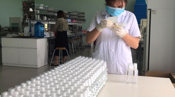 Phân hiệu Đại học Huế tại Quảng Trị phát miễn phí bình xịt rửa tay khô cho người dân